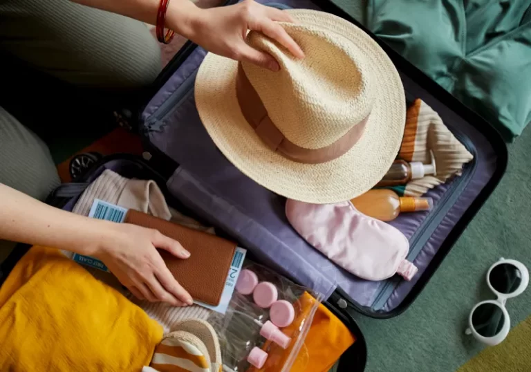 mulher colocando coisa na mala de viajem