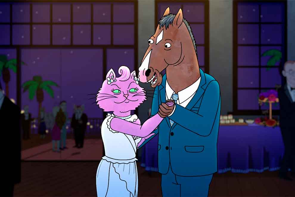 Personagem vestido de cavalo dança com gato rosa.