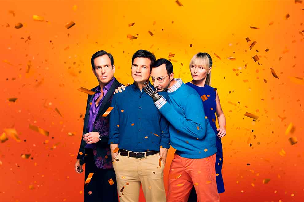 Elenco de comédia em fundo laranja vibrante.