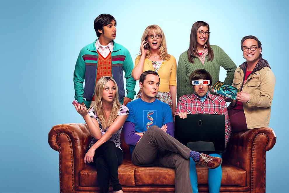 Elenco de série de comédia em sofá