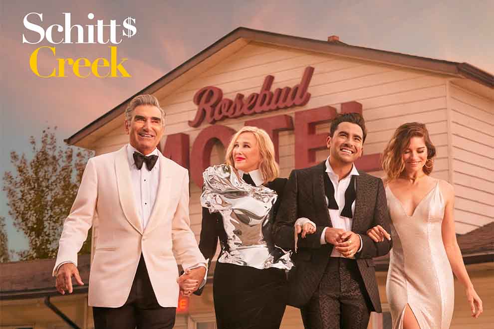 Elenco de Schitt's Creek na frente do Rosebud Motel