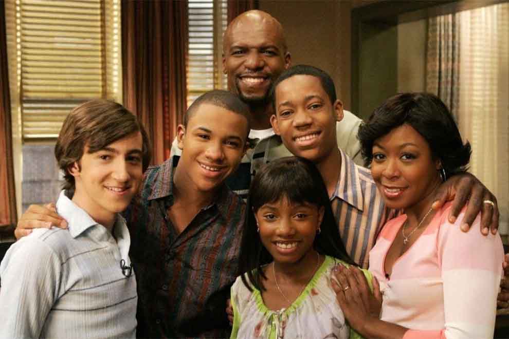 Elenco da série de TV com seis personagens sorridentes.
