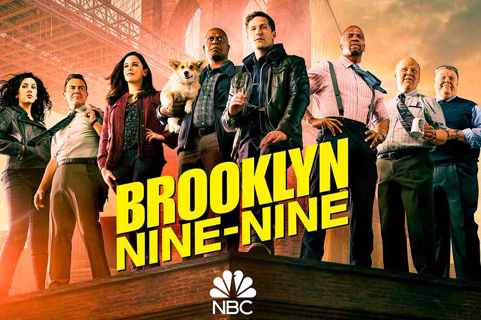 Elenco da série Brooklyn Nine-Nine em pose heroica