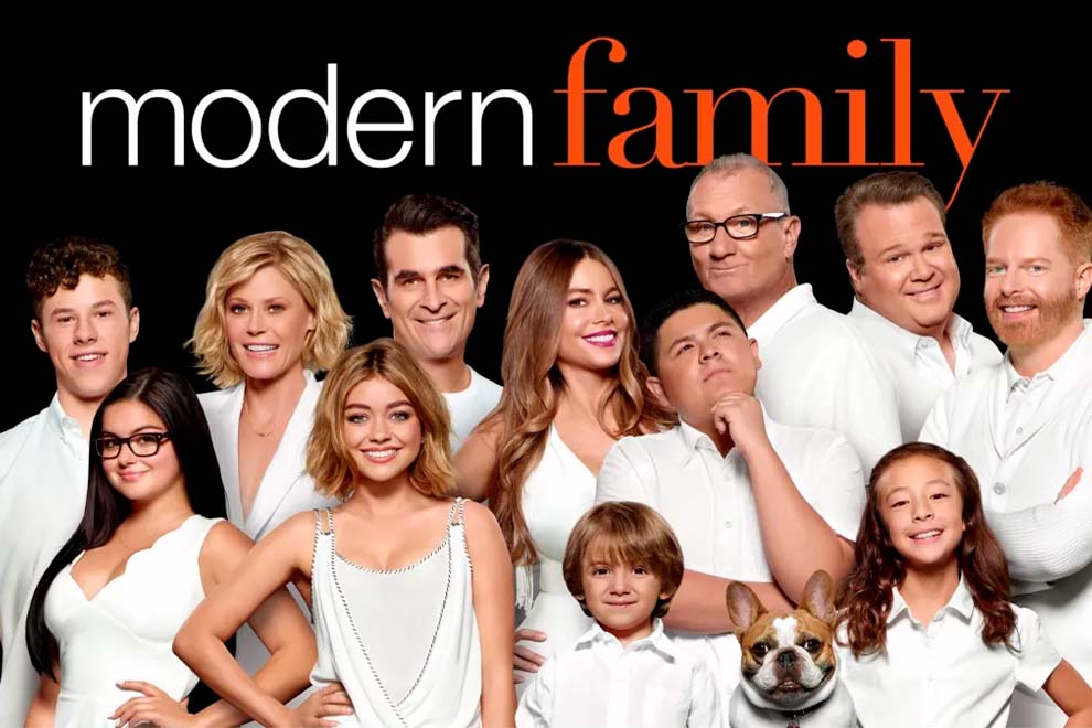 Elenco da série Modern Family em fundo preto.