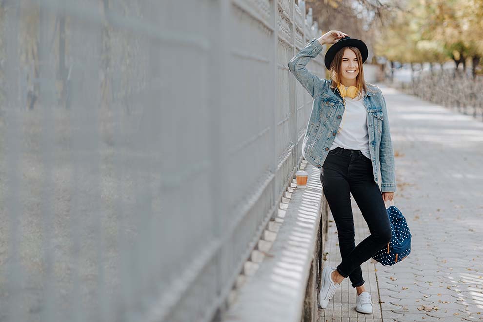 mulher usando roupas estilosas e confortavéis para uma viagem mais longa 