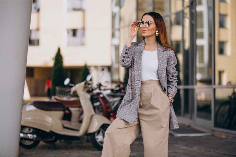 estilo elegante mulher elegante usando uma camisa branca com um blazer xadrez e uma calça em alfaiataria e em uma rua