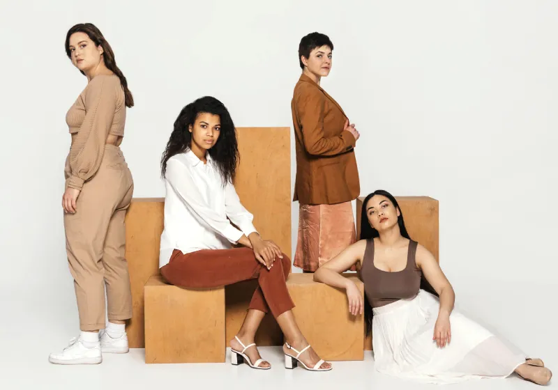 grupo de mulheres posando para a foto com looks minimalista 