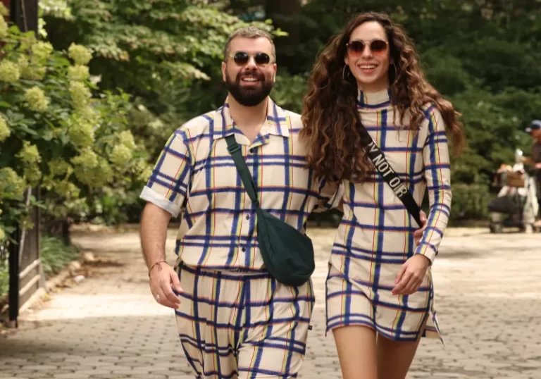 casal andando na rua com looks iguais de xadres london