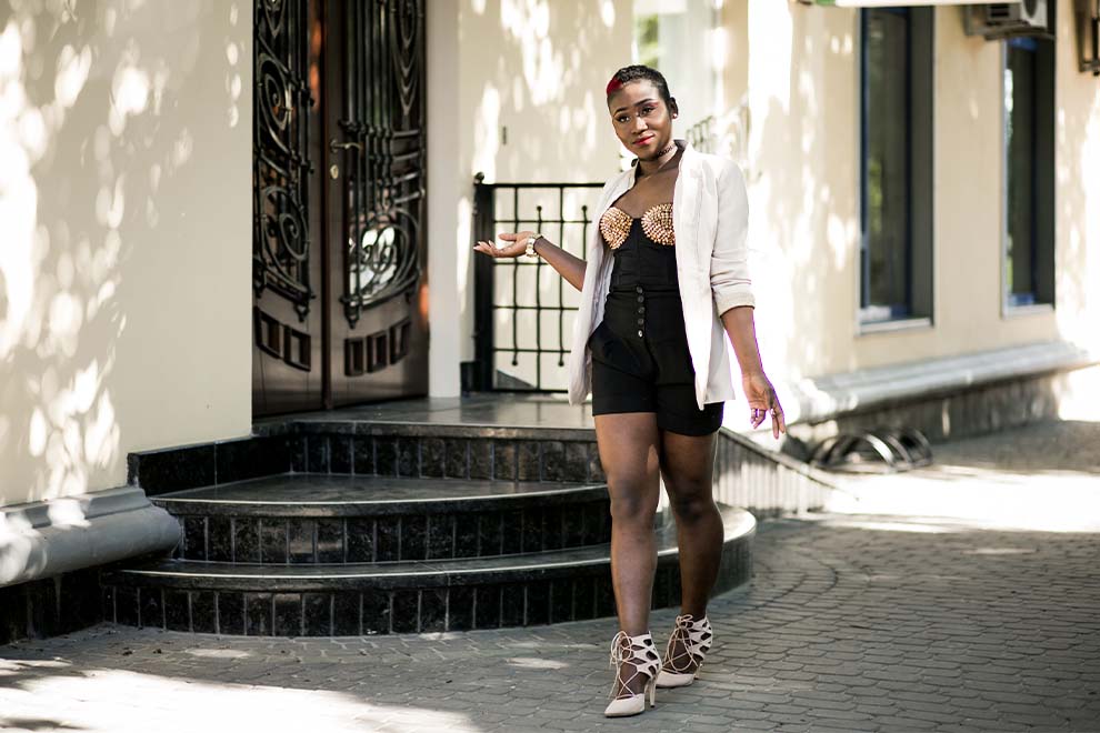 mulher usando roupas sexy com sua pele a mostra no centro da cidade em um dia ensolarado