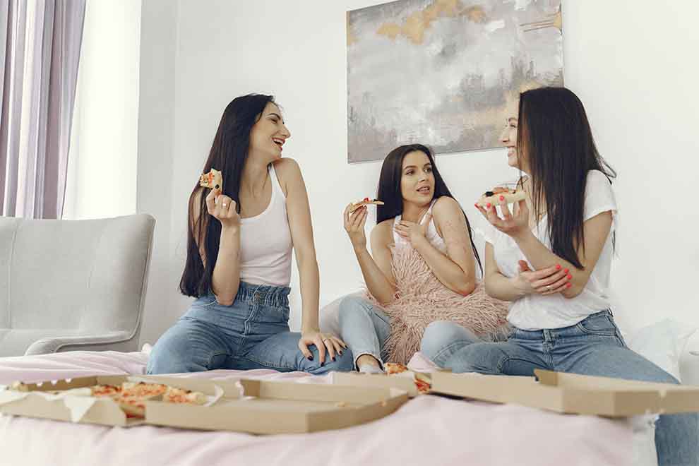 garotas fazendo uma sessão de conversa sobre variados momentos em uma festa do pijama