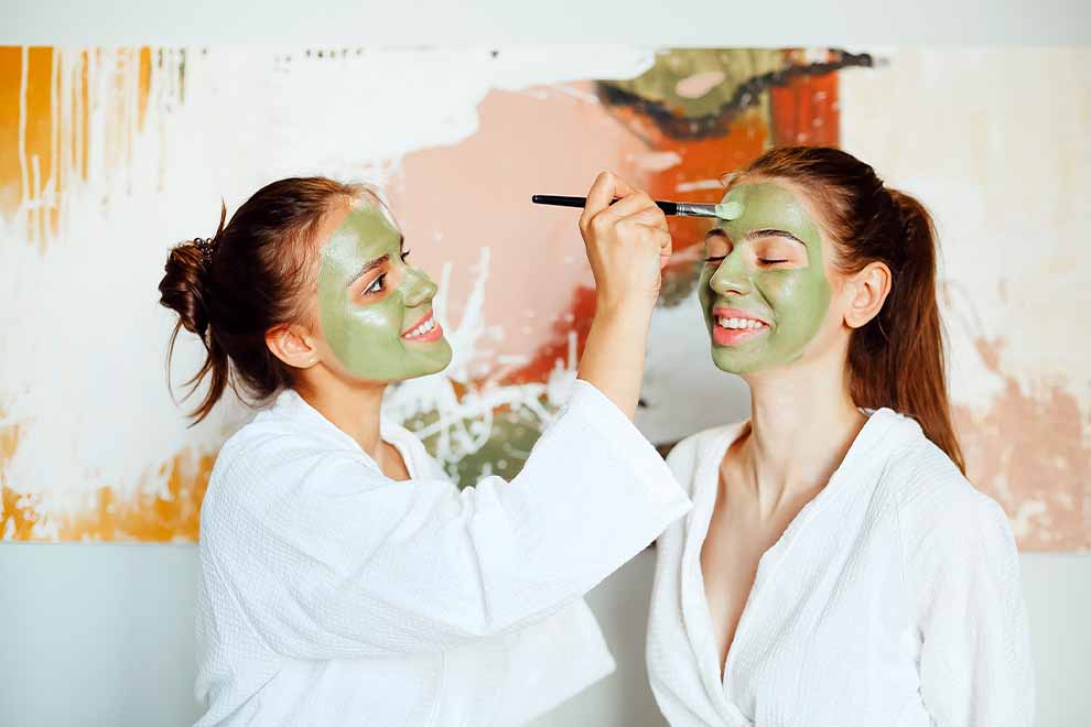 duas garotas fazendo skincare em uma festa do pijama