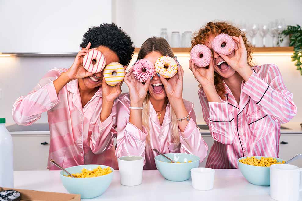 garotas tomando um café da manhã especial para o momento da festa do pijama