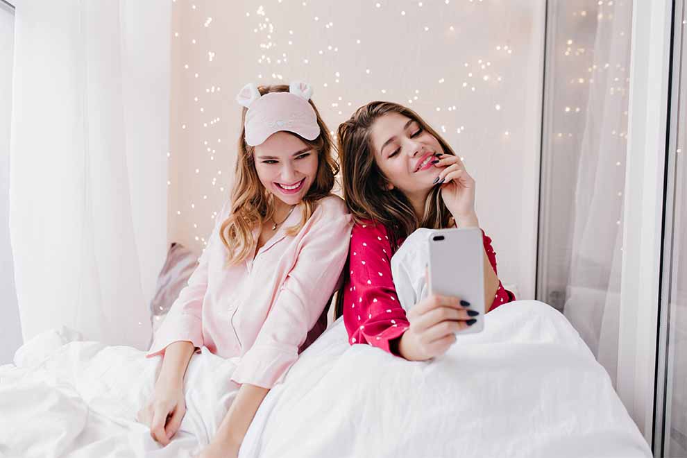 garotas fazendo uma sessão de fotos para registrar momentos da festa do pijama