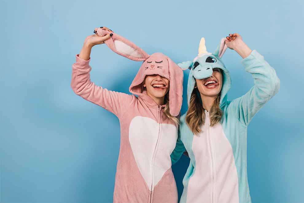 garotas fazendo uma festa do pijama em um tema escolhido e definido