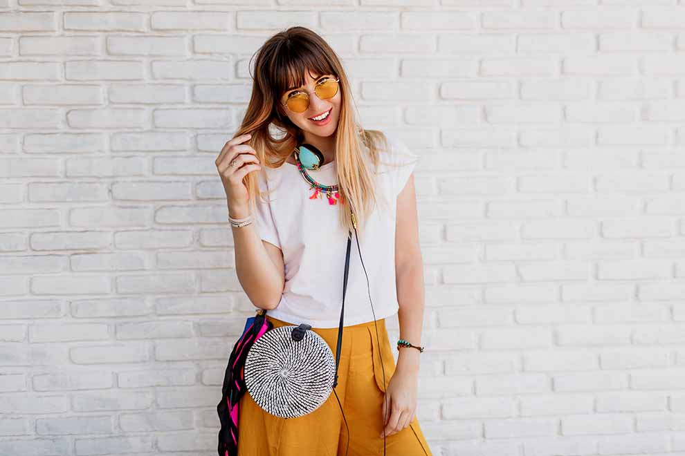 mulher usando vários acessorios diferentes como complemento do look