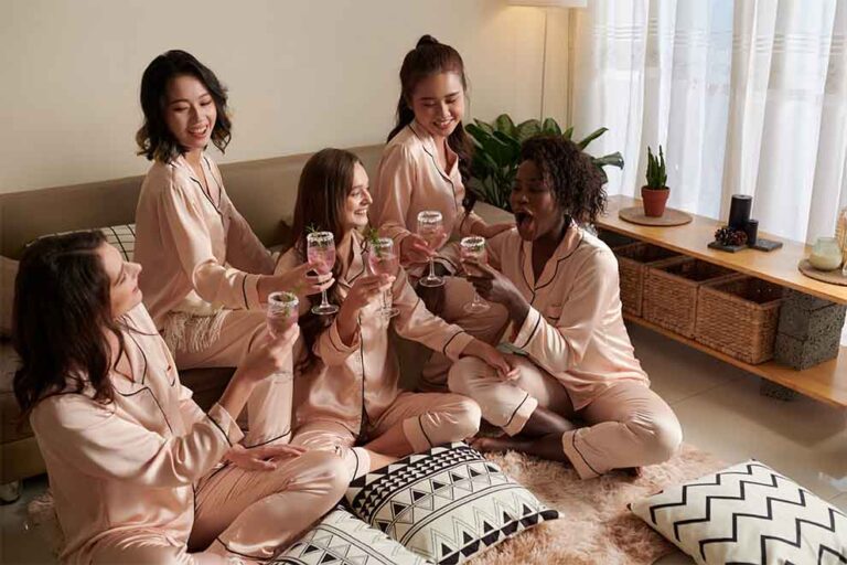 garotas fazendo uma festa do pijama