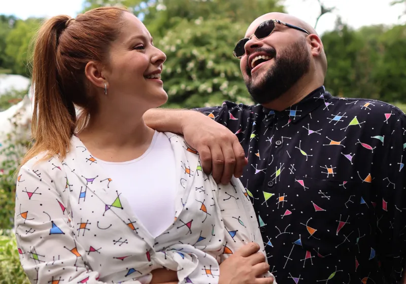 dois amigos rindo posando pra foto 