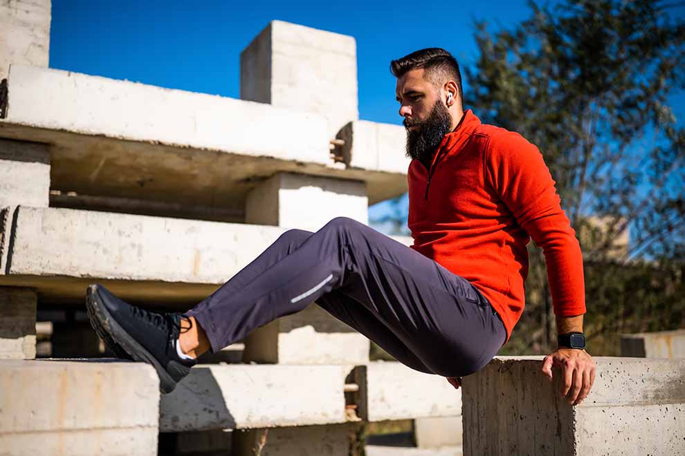 Homem fazendo exercício em estrutura de cimento