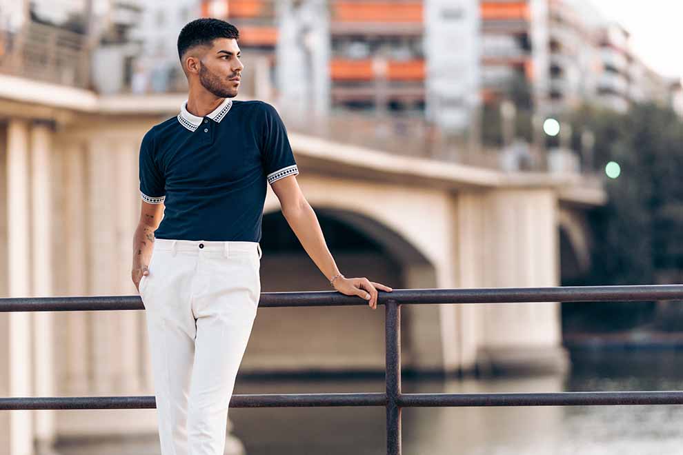 Jovem posando em varanda perto de um rio