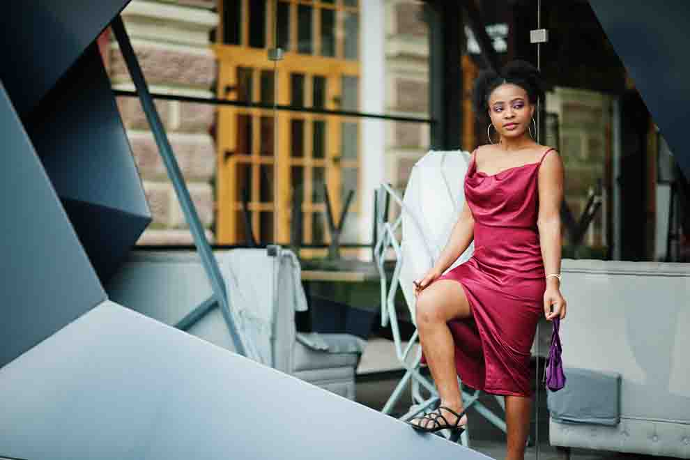 Mulher com vestido vermelho posando em ambiente moderno