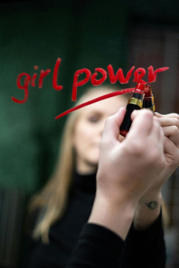 pexels cottonbro 3831881 Mão escreveu 'girl power' em espelho com batom.