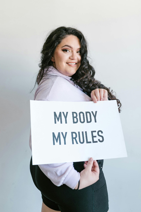 pexels rdne 7239898 Mulher segurando cartaz 'Meu corpo, minhas regras'.