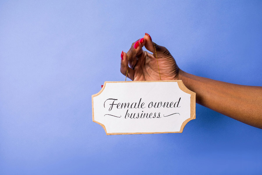 pexels rdne 7563651 Placa de negócio de propriedade feminina.