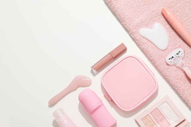itens para autocuidado na cor rosa claro em cima de uma mesa branca