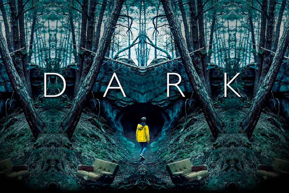 dark Cena da série Dark com uma pessoa de amarelo na floresta
