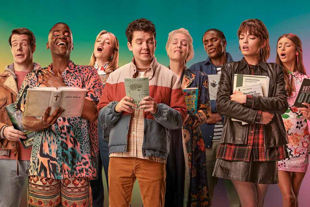 sex education Elenco de série jovem em pose divertida com livros