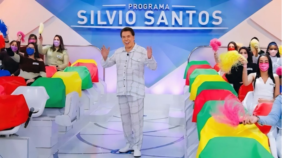 Silvio Santos em seu programa animado com plateia vibrante