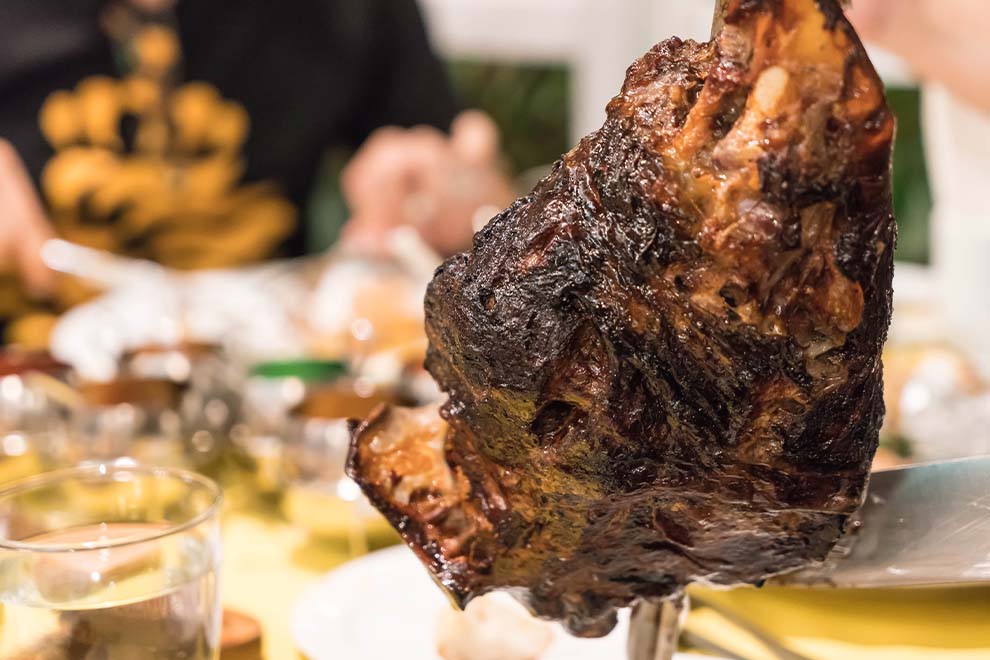 Costela assada suculenta servida à mesa
