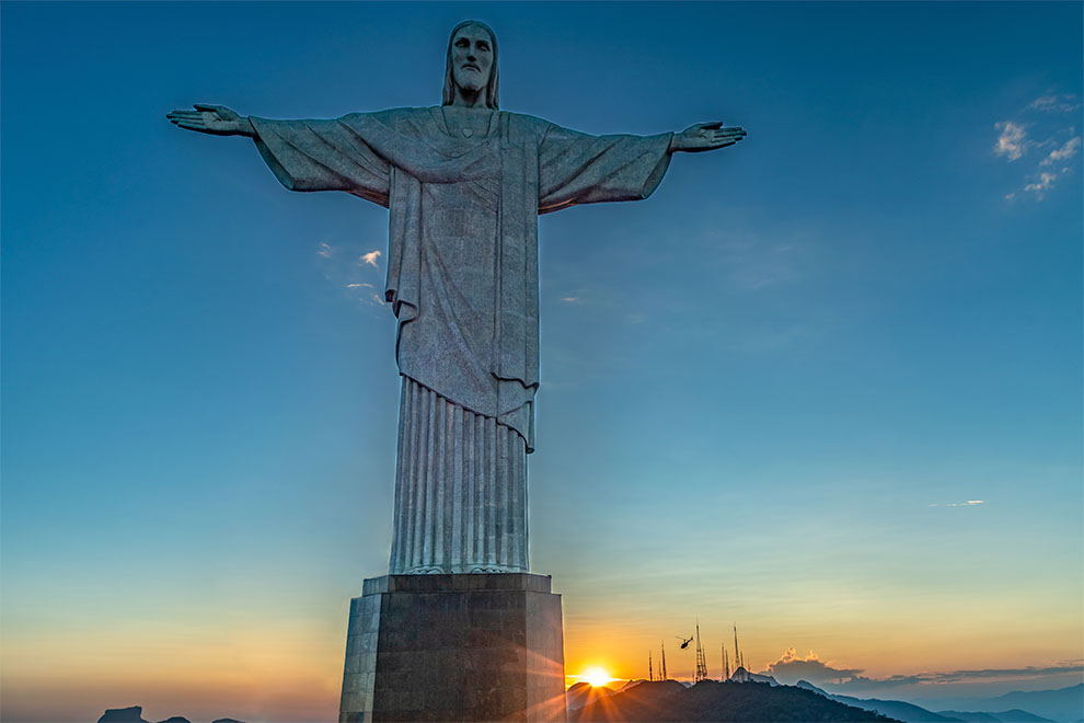 Estátua do Cristo Redentor ao pôr do sol