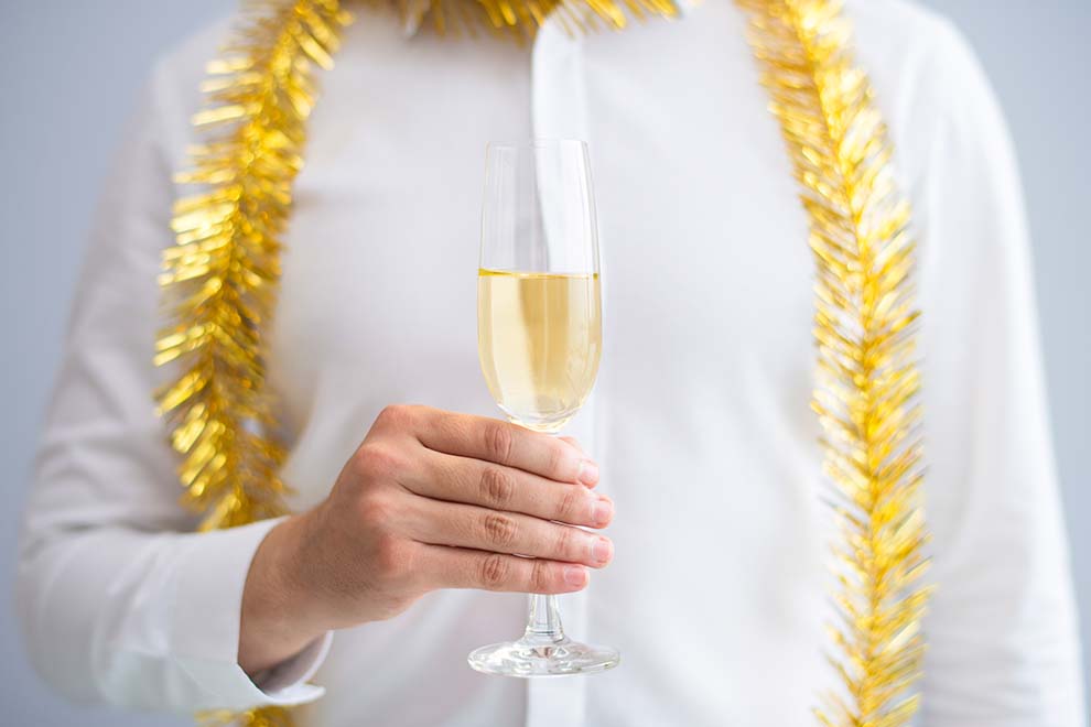 Homem segurando taça de champanhe em festa