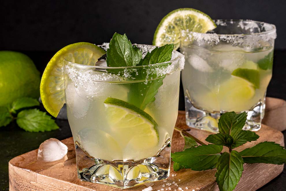 Dois copos de caipirinha com limão e hortelã