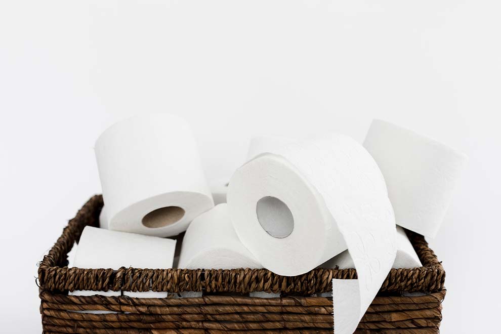Papel toalha branco em cesta de vime