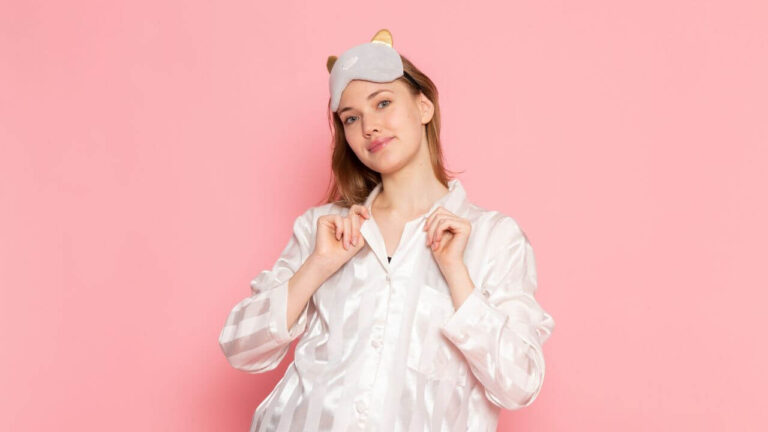 Moça de pijama branco