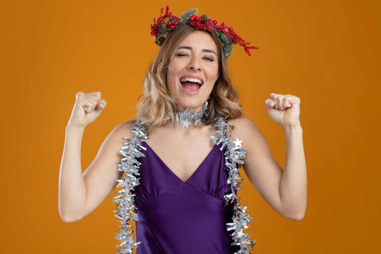 mulher com roupa roxa fantasiada curtindo carnaval