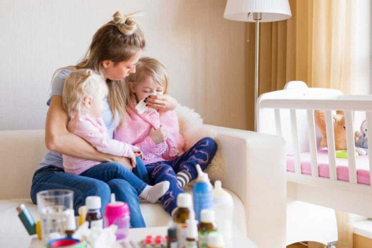 mãe cuidando da filha em seu quarto