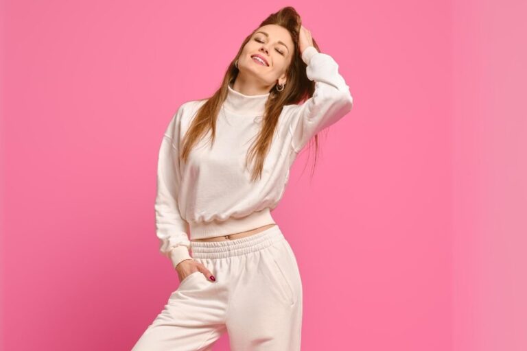 mulher usando calça de moletom creme com blusa do conjunto creme