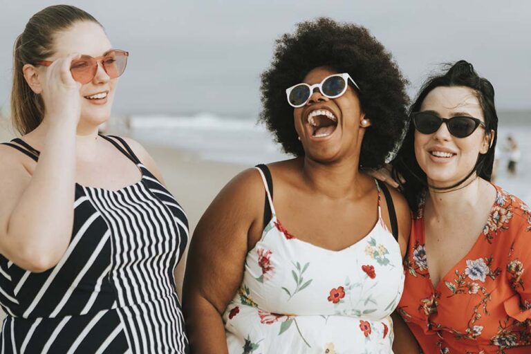 3 mulheres na praia felizes!