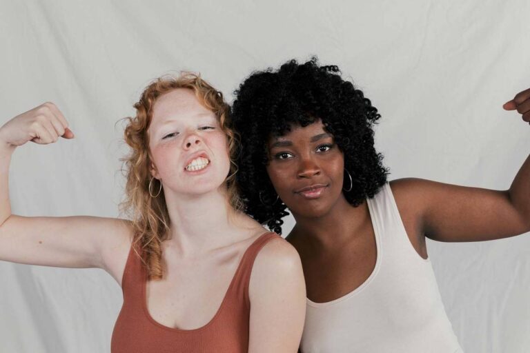 2 mulheres fazendo pose para uma foto mostrando empoderamento
