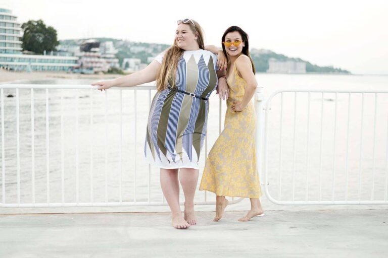 Dupla de modelos vestidas de vestido de praia