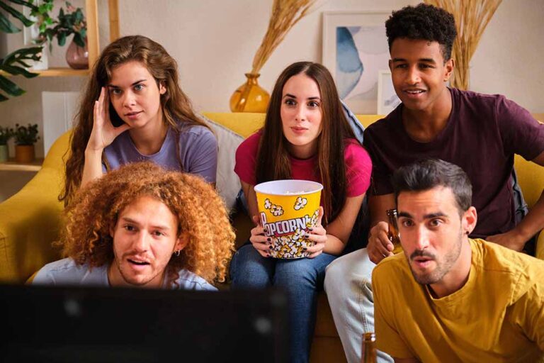 Pessoas assistindo série e comendo pipoca